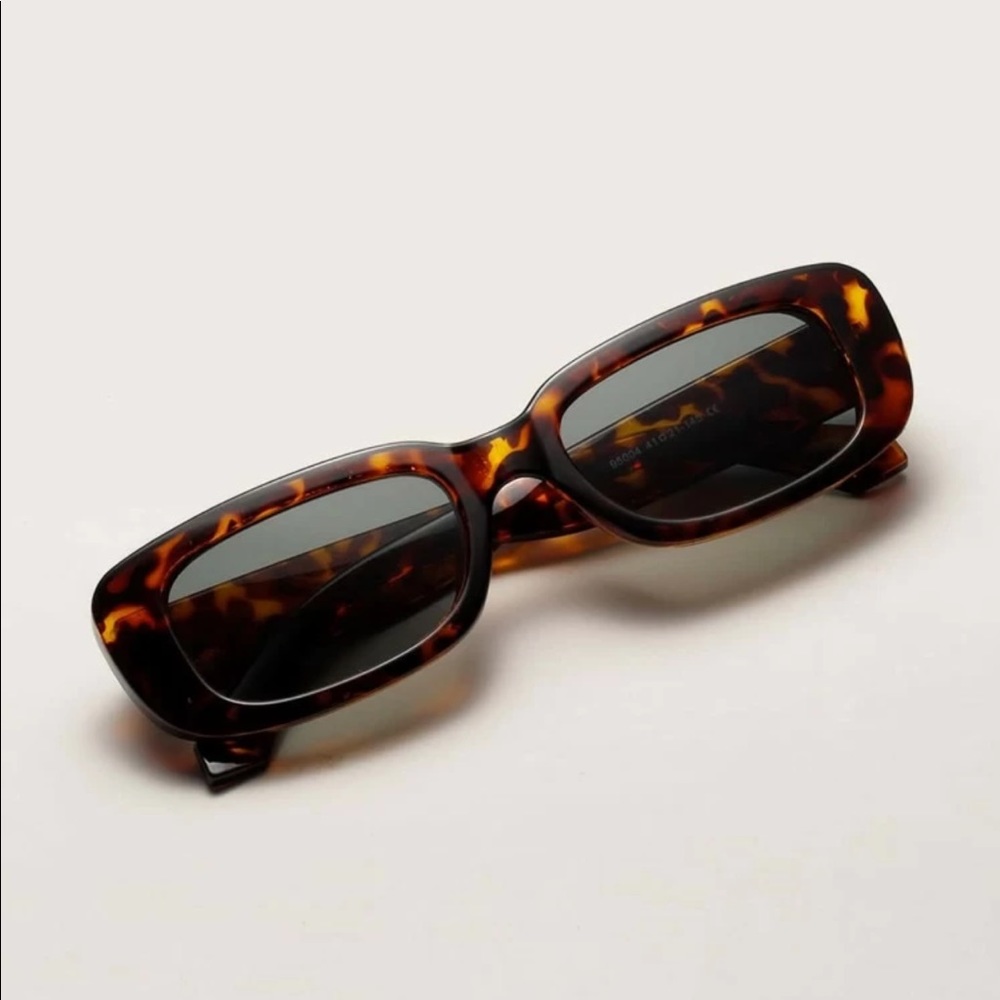 New Leopard Frame Sunglasses - Picture 3 of 3